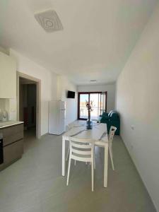 Η κουζίνα ή μικρή κουζίνα στο ACQUAMARINA Appartamento nuovo sul mare