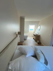 מיטה או מיטות בחדר ב-Granville / Maison entièrement rénovée à 100 m des plages
