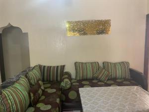 ein Wohnzimmer mit einem Sofa und einem Tisch in der Unterkunft Kenitra شقة in Kenitra