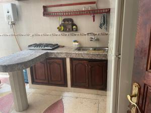 eine Küche mit einer Spüle und einer Arbeitsplatte in der Unterkunft Kenitra شقة in Kenitra