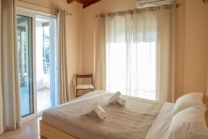 卡多阿利波柯利翁的住宿－Villa Oasis Kato Alepochori，一间卧室配有一张床,上面有两条毛巾