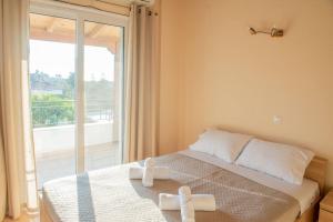 sypialnia z łóżkiem z dwoma ręcznikami w obiekcie Villa Oasis Kato Alepochori w mieście Kato Alepochori