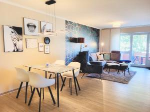 ein Wohnzimmer mit einem Tisch und Stühlen in der Unterkunft Appartementanlage Ostseeblick in Kühlungsborn
