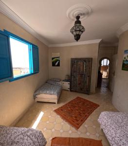 een slaapkamer met 2 bedden en een raam bij Taghazout Ocean View in Taghazout