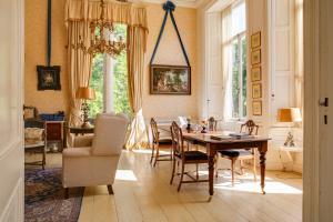 een eetkamer met een tafel en stoelen bij Kasteel Sterkenburg in Driebergen