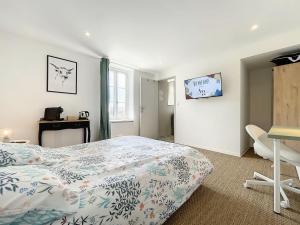 Ένα ή περισσότερα κρεβάτια σε δωμάτιο στο L'Oustal Amans Rodat