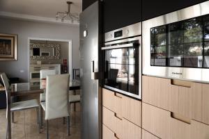 Una cocina con una mesa y un comedor. en Casa Las Peras, La Laguna, en La Laguna