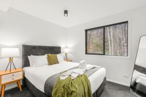 une chambre avec un lit et une fenêtre dans l'établissement Modern Central Living - 3 Bed Aprtmnt with Gym, à Queenstown