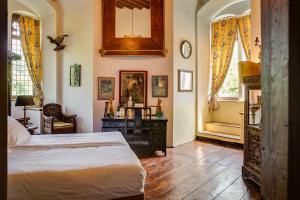 een slaapkamer met een bed en een spiegel aan de muur bij Kasteel Sterkenburg in Driebergen