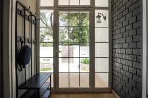 una puerta de cristal que da a un patio con banco en Casa Las Peras, La Laguna en La Laguna