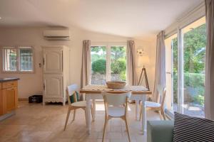 ein Esszimmer mit einem Tisch und Stühlen in einem Zimmer in der Unterkunft Le Mas Bello Visto in Lorgues