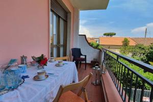 een tafel op een balkon met een tafelkleed erop bij La Butterfly in Torre del Lago Puccini