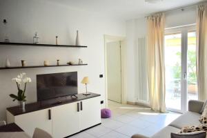 - un salon avec une télévision et un canapé dans l'établissement bilocale Rachele, à Sestri Levante