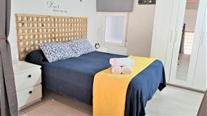 La Vaguada loft في مدريد: غرفة نوم عليها سرير وفوط