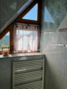 baño con ventana y radiador en Apartment mit Pool und Aussicht, en Kitzeck im Sausal