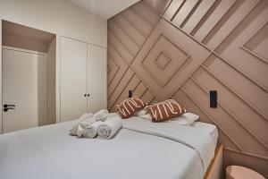 1 dormitorio con cama blanca y pared de madera en Apartment Notre Dame de Paris by Studio prestige en París