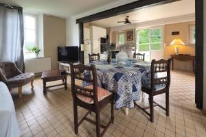 sala de estar con mesa de comedor y sillas en La Mésangère, en Marcilly-sur-Eure