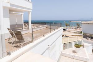 a balcony with a view of the beach at Apartamentos Ses Roquetes in Can Picafort