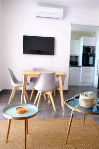 a living room with a table and a kitchen at Cosy studio à 2 pas de la plage in Nice