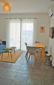 un soggiorno con tavolo e divano di Cosy studio à 2 pas de la plage a Nizza