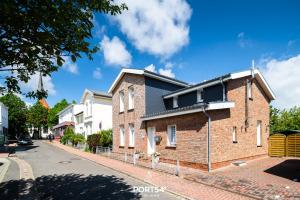 un bâtiment en briques sur le côté d'une rue dans l'établissement Villa Nova, à Büsum