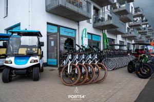 um grupo de bicicletas estacionadas em frente a um edifício em Seeadlerhorst em Olpenitz