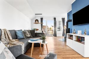 ein Wohnzimmer mit Couch und Fernseher in der Unterkunft Port Seven in Olpenitz