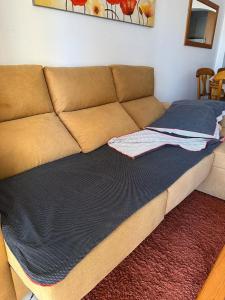 um sofá sentado numa sala de estar com em Mirador de Denia em Denia