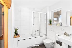 ein Badezimmer mit Dusche, Toilette und Waschbecken in der Unterkunft Port Seven in Olpenitz