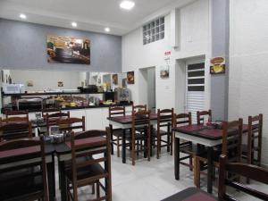 a dining room with tables and chairs in a restaurant at Hotel Tropicália próximo a 25 de março , Brás e Bom Retiro "Com estacionamento conveniado ao lado do hotel" in São Paulo