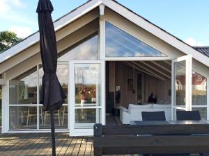 Stenbjergにある6 person holiday home in Snedstedの家の甲板に座る傘