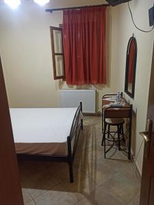 キオスにあるAvgonima Family's Roomsのベッドルーム1室(ベッド1台、テーブル、椅子付)