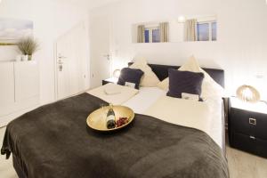 a bedroom with a bed with a bowl on it at Heimathafen in Olpenitz