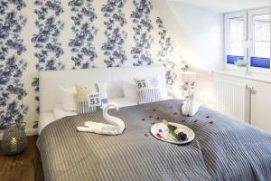 een slaapkamer met een bed met een zwaan erop bij Penthouse am Glockenturm in Flensburg
