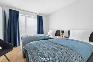 1 Schlafzimmer mit 2 Betten und einem Fenster in der Unterkunft Leicht Matrose in Olpenitz