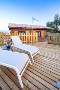 Un balcón o terraza de Aldea Los Odres - Cabañas de Madera de 1ª con Piscina Privada y BBQ en la puerta