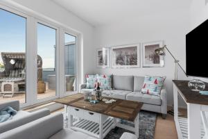 un soggiorno con un divano e un tavolo di Ausguck 34 a Olpenitz