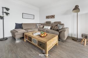ein Wohnzimmer mit einem Sofa und einem Couchtisch in der Unterkunft Wikingeck Schleiblick in Schleswig