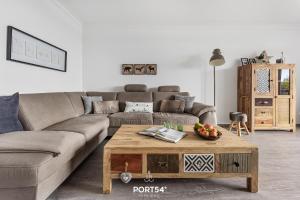 Una sala de estar con un sofá y una mesa de café. en Wikingeck Schleiblick, en Schleswig