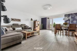 una sala de estar con un sofá y una mesa en Wikingeck Schleiblick, en Schleswig 20 fotos más