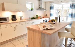 eine Küche mit einer Kücheninsel mit einer Zeitung darauf in der Unterkunft Stadtloft in Flensburg
