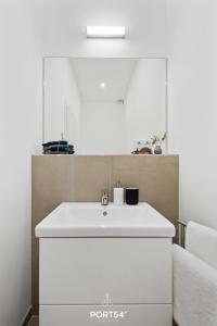 ein Bad mit einem weißen Waschbecken im Zimmer in der Unterkunft Ferienwohnung Freigeist, App 16 Emmelsbüll in Emmelsbüll-Horsbüll