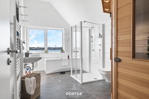uma casa de banho com um chuveiro, um lavatório e um WC. em Sea Bay em Olpenitz