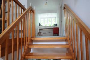 een houten trap in een huis bij Linde in Flensburg
