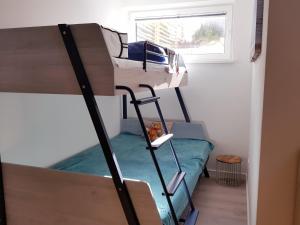 Ένα ή περισσότερα κρεβάτια σε δωμάτιο στο Modernes Ferienhaus Ostseesegler mit direktem Meerblick an der Ostsee