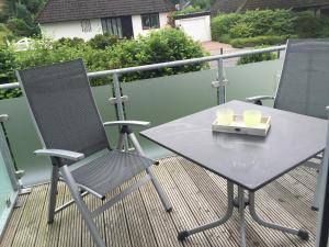 une table et deux chaises assises sur une terrasse dans l'établissement Strandquartier Solitüde, à Flensbourg