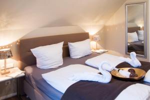 ein Schlafzimmer mit zwei Betten mit Schwänen darauf in der Unterkunft Strandquartier Solitüde in Flensburg
