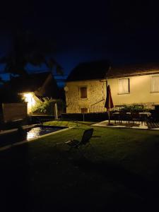 ein Vogel, der nachts im Hof eines Hauses steht in der Unterkunft la chambre de Jeremy in La Bachellerie