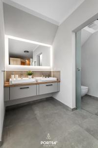 La salle de bains est pourvue de 2 lavabos et de toilettes. dans l'établissement Hannes, à Büsum
