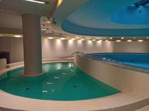 uma grande piscina de água num quarto com em Hanza Tower - Luxurious Apartment 60m2 - 15th Floor City View em Szczecin